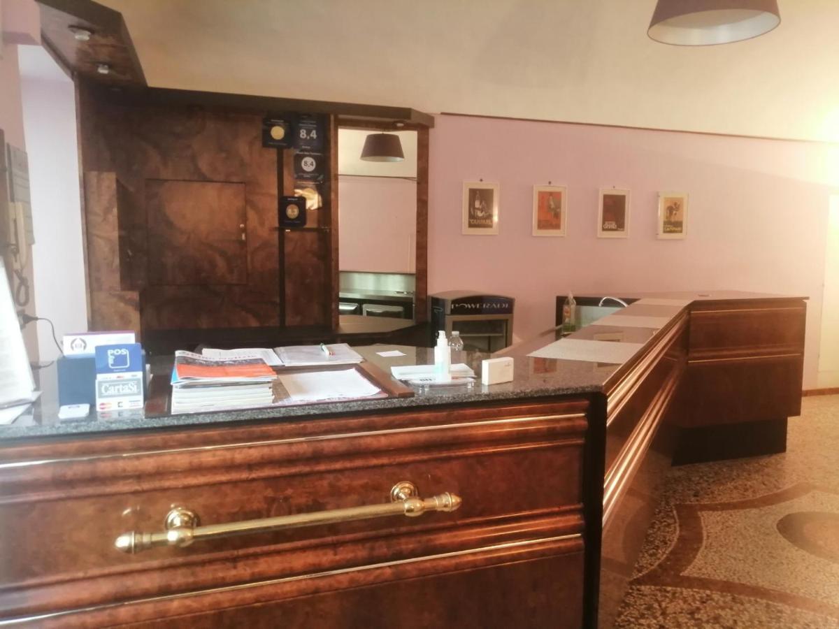Hotel 皮诺托里尼斯 外观 照片